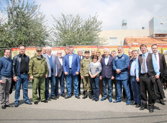Xuclà a primera fila (el segon per la dreta) amb una delegació de diputats russos a Síria, març 2017